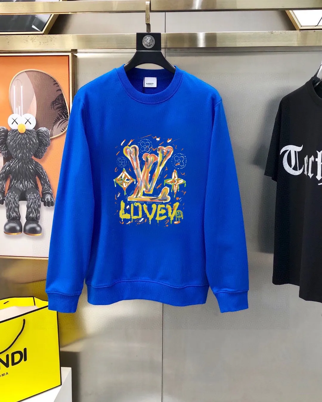 🅿️220 brand [LV Louis Vuitton] (good news for fat people) 2025ss autumn latest long-sleeved round-neck sweatshirt, on sale simultaneously on the official website. Refreshing and breathable. Made of top Tencel Roman. Comfortable and soft. 3D three-dimensional clarity. Super fashion sense. Great for gifting and keeping for yourself. Size: M-5XL (can wear up to 220 pounds)